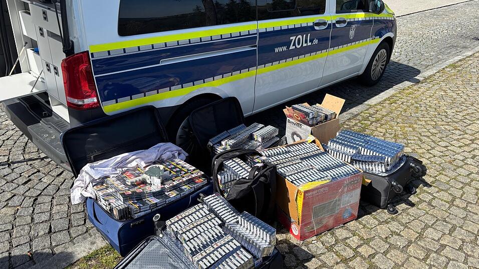 Sieben Gepäckstücke mit geschmuggelten Zigaretten.