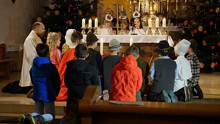 Die Hirten huldigen dem Christkind.