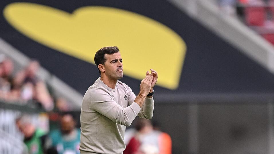 Bayer-Coach Carles Martinez sah den verdienten Ausgleich seiner Mannschaft. Bayer-Coach Carles Martinez sah den verdienten Ausgleich seiner Mannschaft.