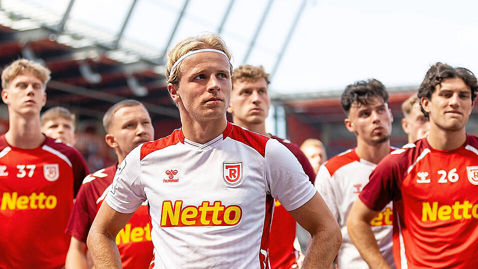 Viele neue Gesichter: Die Jahn-Elf um Fürth-Leihgabe Philipp Müller (vorn) ist mal wieder runderneuert - und hat sich in den ersten Spielen der Saison direkt in Erklärungsnot manövriert. Viele neue Gesichter: Die Jahn-Elf um Fürth-Leihgabe Philipp Müller (vorn) ist mal wieder runderneuert - und hat sich in den ersten Spielen der Saison direkt in Erklärungsnot manövriert.