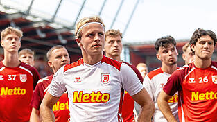 Viele neue Gesichter: Die Jahn-Elf um Fürth-Leihgabe Philipp Müller (vorn) ist mal wieder runderneuert - und hat sich in den ersten Spielen der Saison direkt in Erklärungsnot manövriert.