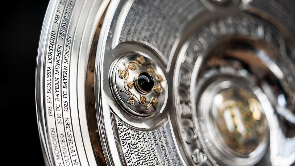 Neuer Au&szlig;enring f&uuml;r die Meisterschale der Fu&szlig;ball-Bundesliga.