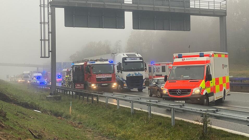 Am Dienstagvormittag fuhr ein Lkw-Fahrer einem anderen Laster auf der A3 bei Regensburg auf. Infolgedessen wurde der Fahrer in seinem Fahrzeug eingeklemmt. Am Dienstagvormittag fuhr ein Lkw-Fahrer einem anderen Laster auf der A3 bei Regensburg auf. Infolgedessen wurde der Fahrer in seinem Fahrzeug eingeklemmt.