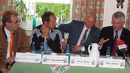 Wie es sich für wichtige Begegnungen gehört, war auch 2006 vor dem Eröffnungsspiel der Schul-WM eine Pressekonferenz anberaumt. Günther Lommer, Dirk Szczepaniak, Horst Eckl und Theo Zellner (von links).