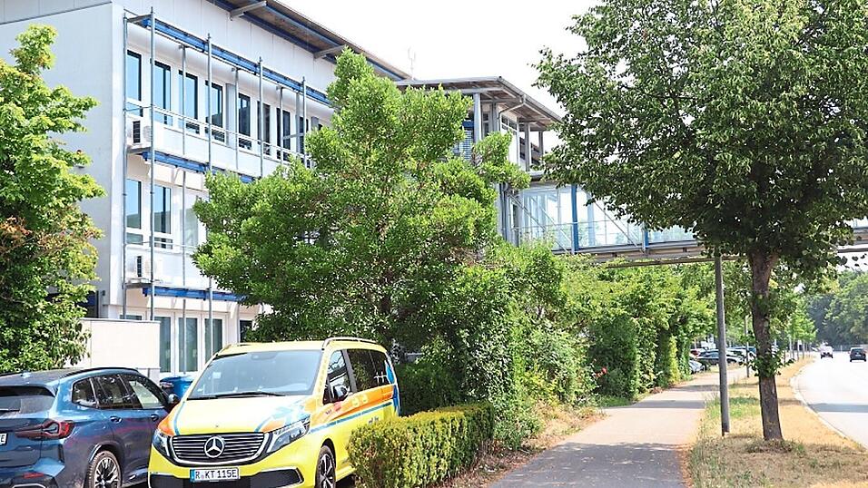 Im Gebäude ist alles fertig: Der Telenotarztstandort Bogen könnte ab sofort in Betrieb gehen, doch leider wird noch immer über die Vergabe der technischen Ausstattung gerichtlich gestritten, weswegen sich der Start noch längere Zeit hinauszögern wird. Im Gebäude ist alles fertig: Der Telenotarztstandort Bogen könnte ab sofort in Betrieb gehen, doch leider wird noch immer über die Vergabe der technischen Ausstattung gerichtlich gestritten, weswegen sich der Start noch längere Zeit hinauszögern wird.