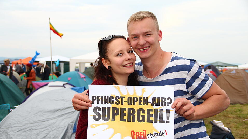 Die Besucher des Pfingst-Open-Airs in Salching sind schon in Feierlaune, aufgenommen von David Voltz am Freitag. Die Besucher des Pfingst-Open-Airs in Salching sind schon in Feierlaune, aufgenommen von David Voltz am Freitag.