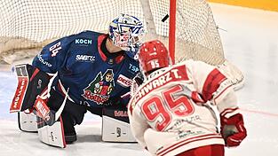Der passt: EVL-Stürmer Tobi Schwarz nahm in der 23. Spielminute ganz genau Maß und versenkte die schwarze Hartgummischeibe zum 1:0 im Kasten von Wölfe-Keeper Patrik Cerveny. Der passt: EVL-Stürmer Tobi Schwarz nahm in der 23. Spielminute ganz genau Maß und versenkte die schwarze Hartgummischeibe zum 1:0 im Kasten von Wölfe-Keeper Patrik Cerveny.