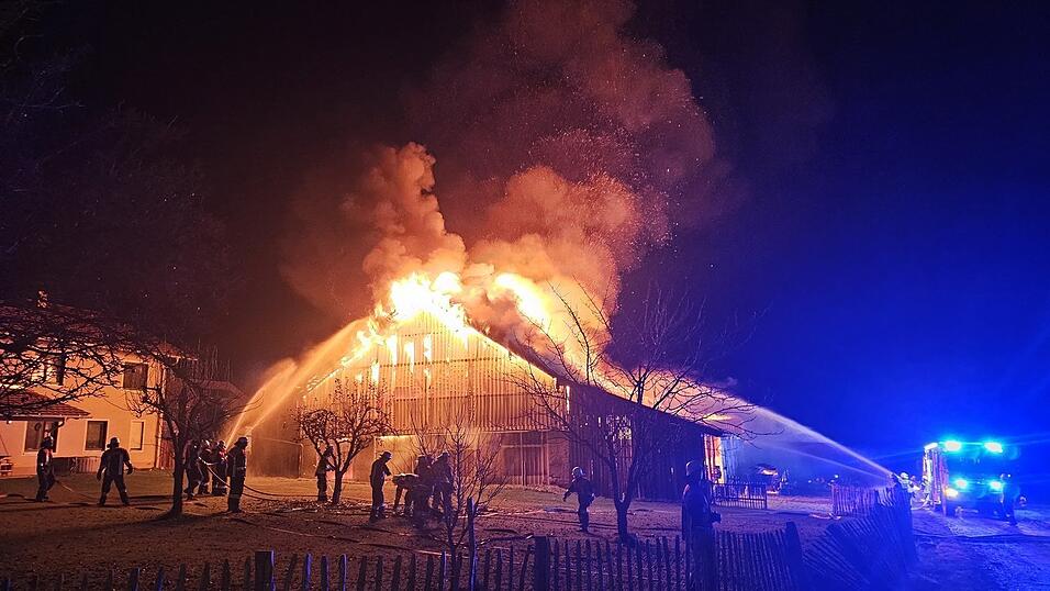 Das Feuer zerstörte einen Stall in Schalkham.