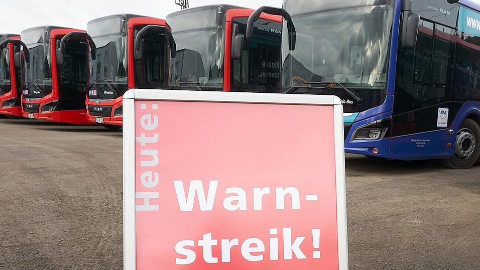 Linienbusse stehen wegen eines Warnstreiks auf einem Betriebshof. (Symbolbild) Linienbusse stehen wegen eines Warnstreiks auf einem Betriebshof. (Symbolbild)