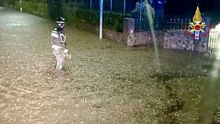 In der Region hatte es in den vergangenen Tagen heftig geregnet. Zahlreiche Straßen sind überschwemmt. Viele Keller stehen unter Wasser. In der Region hatte es in den vergangenen Tagen heftig geregnet. Zahlreiche Straßen sind überschwemmt. Viele Keller stehen unter Wasser.