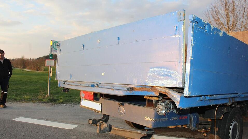Der Kleinlastwagen wurde beim Aufprall an der rechten Hinterseite besch&auml;digt.