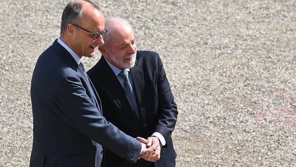 Merz empfing Lula mit militärischen Ehren vor dem Schloss. Merz empfing Lula mit militärischen Ehren vor dem Schloss.