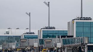 Mit einem Helikopter wurde der Fahrer des Unfallwagens vom Münchner Flughafen in eine Klinik geflogen. (Symbolbild) Mit einem Helikopter wurde der Fahrer des Unfallwagens vom Münchner Flughafen in eine Klinik geflogen. (Symbolbild)