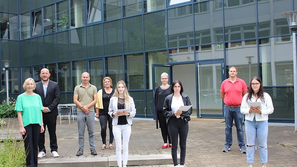 Das Bild zeigt (von links) Schulleiterin Hermine Eckl, Lehrer Alexander Schuhmann als Vertreter der Mittelschule Ittling, Klassenleiter Jürgen Langhans, Sozialpädagogin Eva Renner, die zweitbeste Absolventin Georgiana Hadarean, stellvertretende Schulleiterin Ute Hentschirsch-Gall, die beste Absolventin Andreea Zota, Klassenleiter Manuel Schönberger und die drittbeste Absolventin Vanessa Hamann.