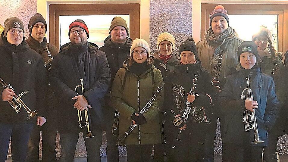 Zum Auftakt des 20. Brennberger Christkindlmarktes spielte die Florianikapelle unter Leitung von Kapellmeister Alois Janker und hatte mit den beiden 'Youngstern' Theresa und Sebastian eine echte &Uuml;berraschung dabei.