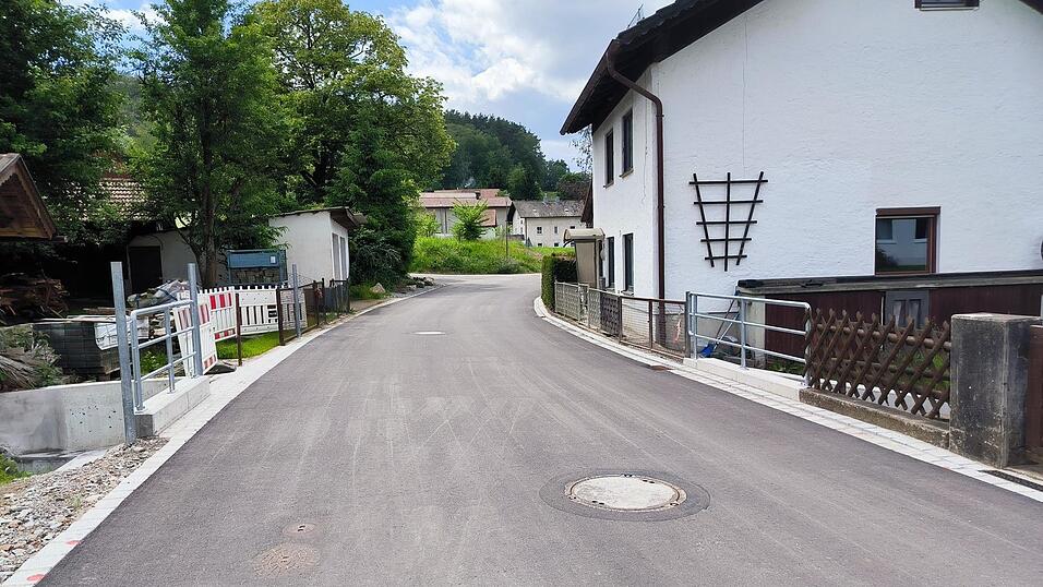 'Bautechnisch abgeschlossen' ist die gro&szlig;e Ma&szlig;nahme, im Zuge derer die Kanal- und Wasserleitungen im Kaitersbergweg und seines Nebenarmes Altwiesenweg saniert und die Stra&szlig;enk&ouml;rper erneuert worden sind - im Vordergrund der schwierige Bereich der Totenbachquerung.