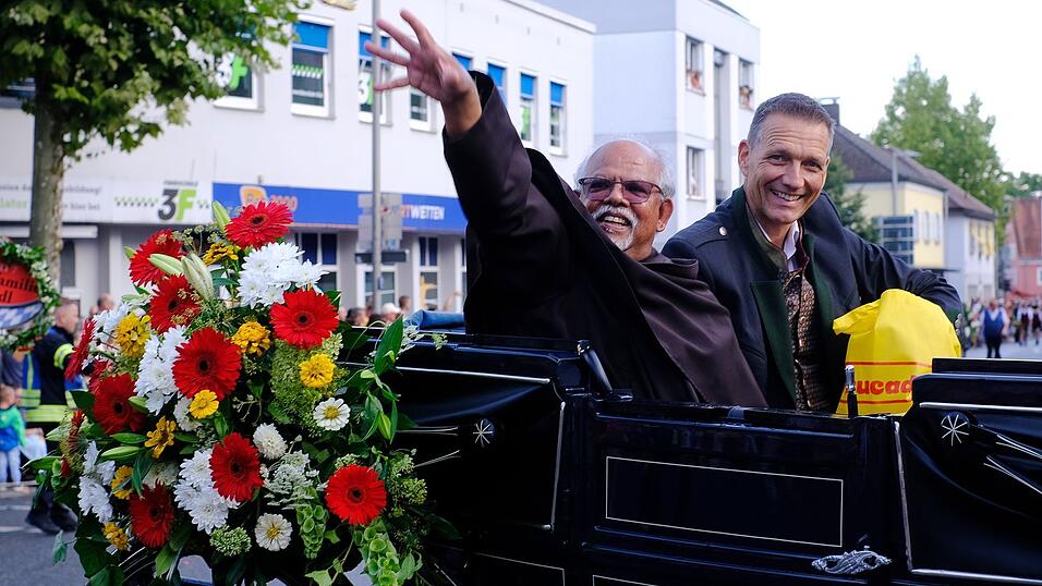 Zahlreiche Musik- und Trachtengruppen zogen nach dreij&auml;hriger Pause am Freitagabend zum Festplatz Am Hagen.