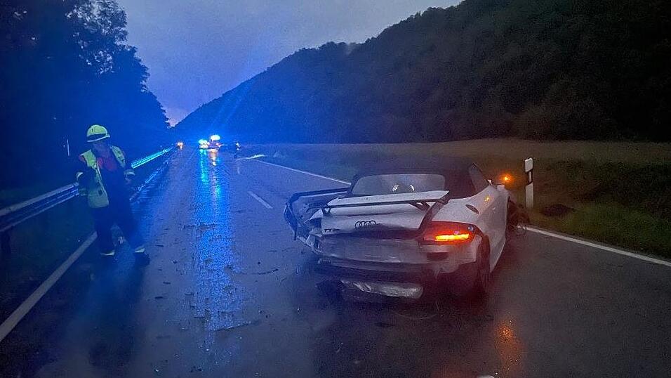 Der Verkehrsunfall mit einer Toten bei Obernzell (Kreis Passau) ereignete sich am Samstagabend. Der Verkehrsunfall mit einer Toten bei Obernzell (Kreis Passau) ereignete sich am Samstagabend.