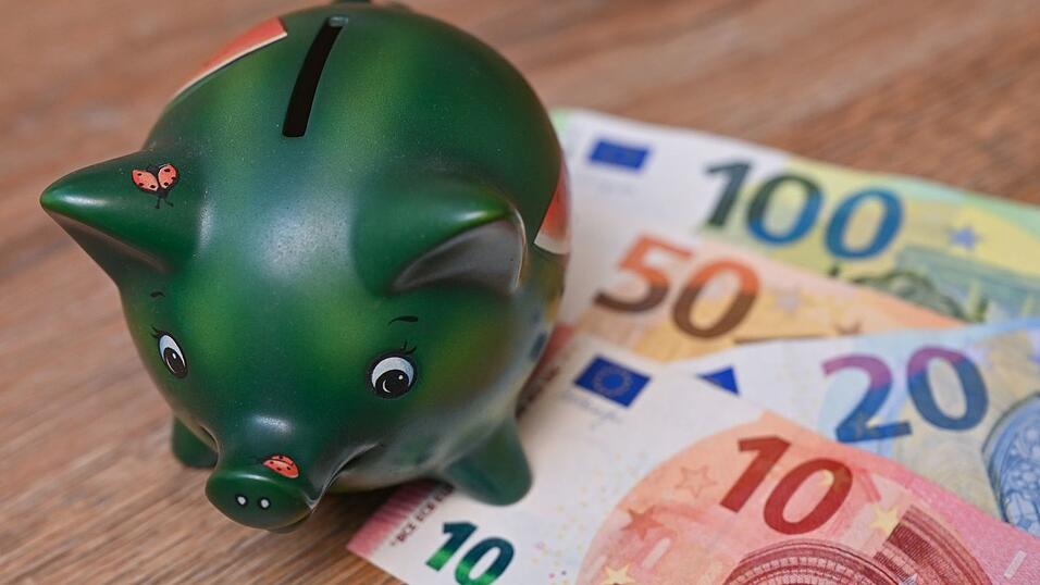 Deutsche legen viel Geld auf die hohe Kante (Symbolbild)