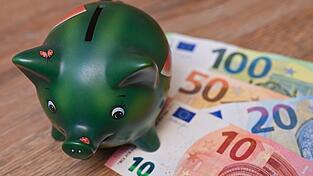 Deutsche legen viel Geld auf die hohe Kante (Symbolbild)