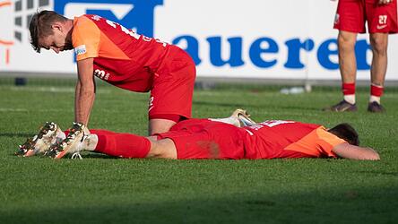 Sinnbildlich für das momentane Befinden: Spieler der SpVgg Hankofen nach dem späten K.o.-Schlag im Heimspiel gegen den TSV Aubstadt.
