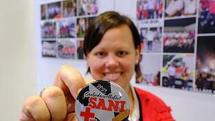 Melanie Fischer, Leiterin der BRK-Volksfestwache, präsentiert den beliebten eigenen Volksfestbutton, der von allen 302 Helfern getragen wird.