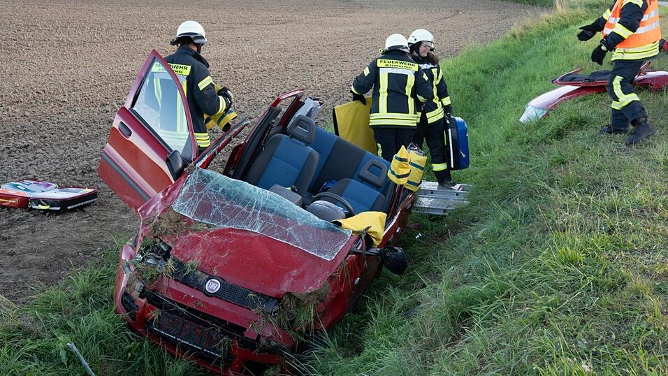 Zur Bergung der 65-Jährigen musste die Feuerwehr das Dach des Fiats entfernen.
