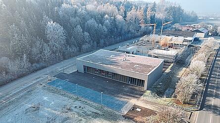 Das neue Ger&auml;tehaus der Feuerwehren Eching/Kronwinkl und Viecht zwischen Viecht und Kronwinkl.
