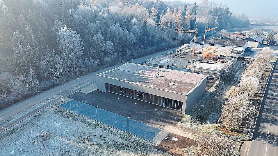 Das neue Gerätehaus der Feuerwehren Eching/Kronwinkl und Viecht zwischen Viecht und Kronwinkl.