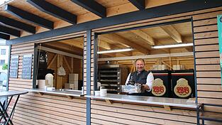 Stolz ist Wirt Jürgen Denk auch auf die neue Verkaufshütte mit Ausschank und Gickerlgrill. Stolz ist Wirt Jürgen Denk auch auf die neue Verkaufshütte mit Ausschank und Gickerlgrill.