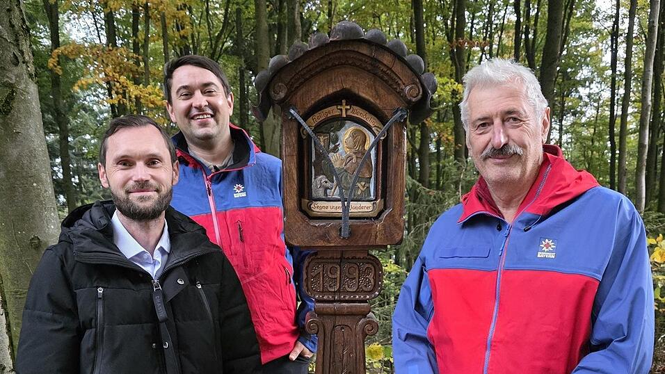 Das Wendelin-Marterl steht an einer st&auml;rker frequentierten &bdquo;Waldkreuzung&ldquo;, von der aus Wege zum Glaskreuz und zu den Skipisten am Voithenberg f&uuml;hren. Dank des Engagements von Josef Lecker (links) erstrahlt der Bildstock in neuem Glanz - sehr zur Freude von Georg Hofstetter und Franz Seidl (rechts).