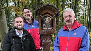 Das Wendelin-Marterl steht an einer st&auml;rker frequentierten &bdquo;Waldkreuzung&ldquo;, von der aus Wege zum Glaskreuz und zu den Skipisten am Voithenberg f&uuml;hren. Dank des Engagements von Josef Lecker (links) erstrahlt der Bildstock in neuem Glanz - sehr zur Freude von Georg Hofstetter und Franz Seidl (rechts).