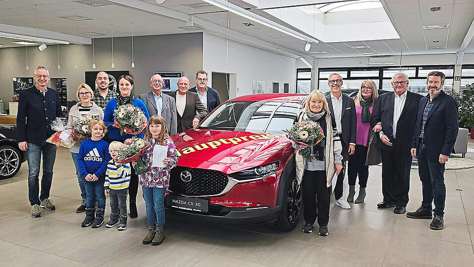 Die Verantwortlichen des Straubinger Adventskalenders haben zusammen mit den Sponsoren im Autohaus Schindlbeck die f&uuml;nf Hauptpreise &uuml;bergeben. Zum 16. Mal sponsorte Stefan Schindlbeck (r.) den Hauptpreis.