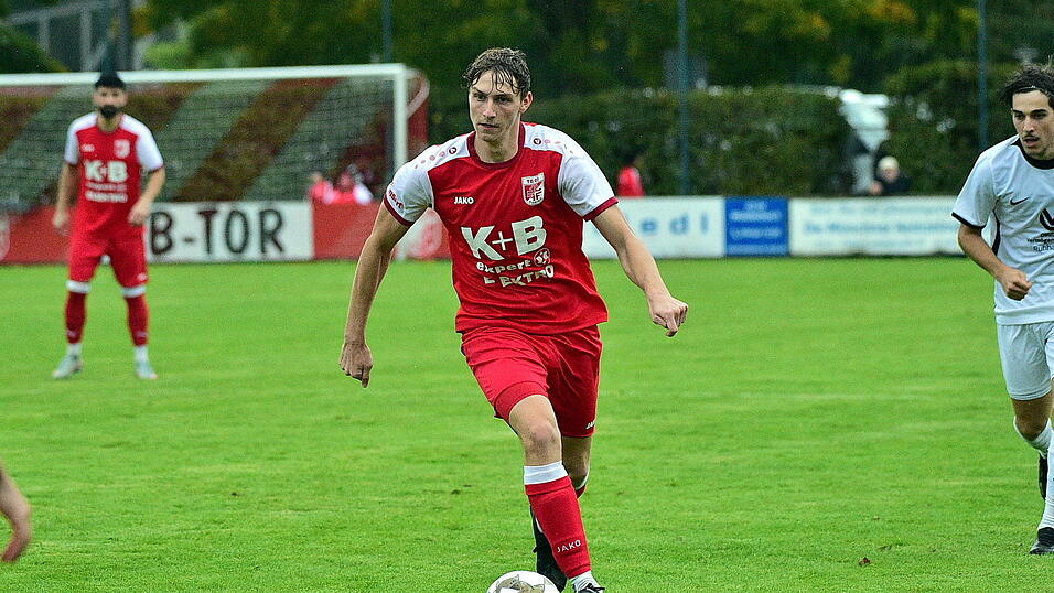 Nach Niederlage weiter träger der roten Laterne: TB Roding um Alexander Fuchs.