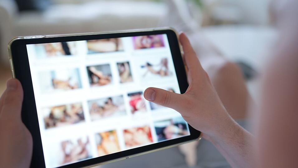 Im Landkreis Forchheim soll ein Mann pornografische Deepfakes von harmlosen Fotos von Frauen erstellt haben. Die Polizei ermittelt. (Symbolbild)