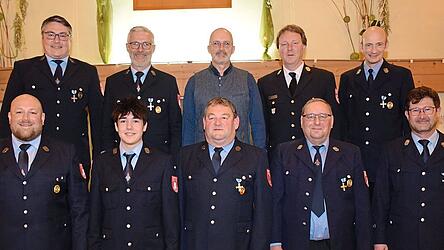Martin Kiermaier (vorne, 2. von r.) und Christian Riedl (vorne, 3. von r.) wurden f&uuml;r 40-j&auml;hrige Zugeh&ouml;rigkeit bei der Feuerwehr Oberglaim geehrt.
