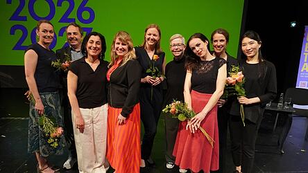 Die neue Theaterleitung mit Generalmusikdirektorin Elisa Gogou und Intendantin Astrid Gro&szlig;gasteiger (Dritte und Vierte von links) gab gemeinsam mit Ensemblemitgliedern am Dienstagabend einen ersten Vorgeschmack auf die kommende Spielzeit des Landestheaters Niederbayern.