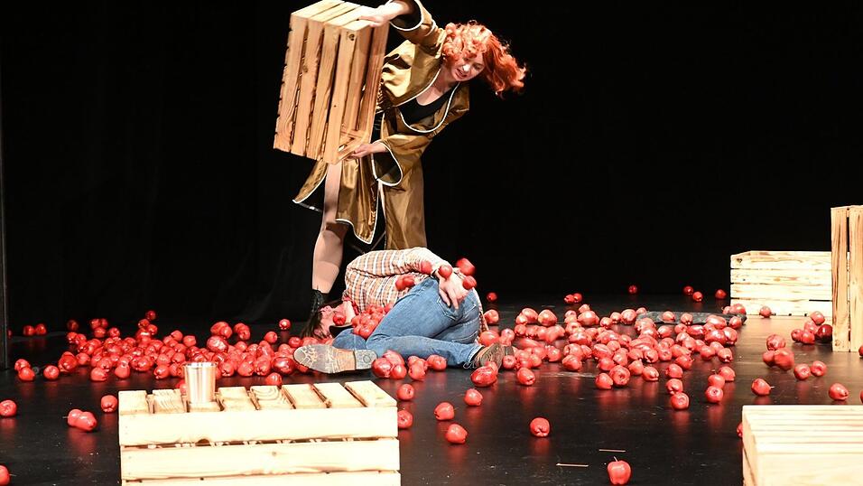 Cathy begräbt ihren Mann Adam unter Äpfeln, bevor sie ihn verlässt. Cathy begräbt ihren Mann Adam unter Äpfeln, bevor sie ihn verlässt.