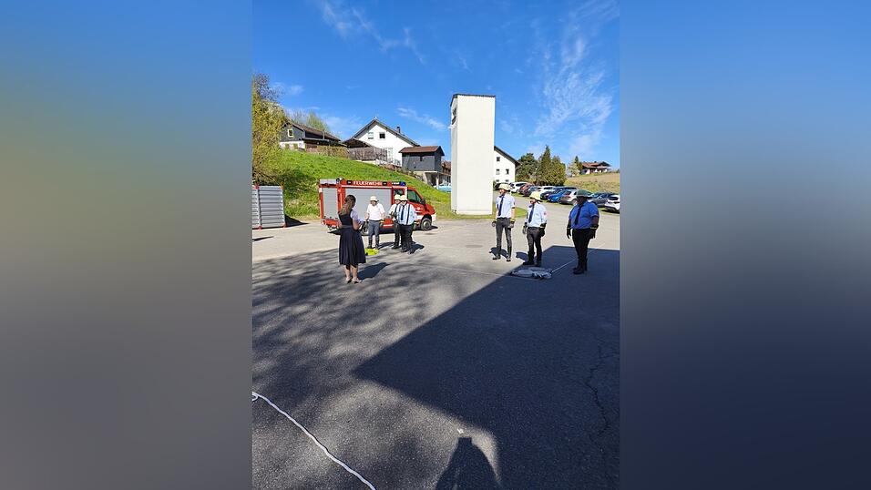 Die Feuerwehrler mussten drei knifflige Pr&uuml;fungen meistern, bevor Anna-Lena Raab ihr &bdquo;Jawort&ldquo; gab: Das erste Spiel nannte sich &bdquo;Drei gewinnt&ldquo;, beim zweiten sollten Schnapsflaschen umgespritzt und ausgetrunken werden, beim dritten mussten die Teilnehmer einen Luftballon platzen lassen.