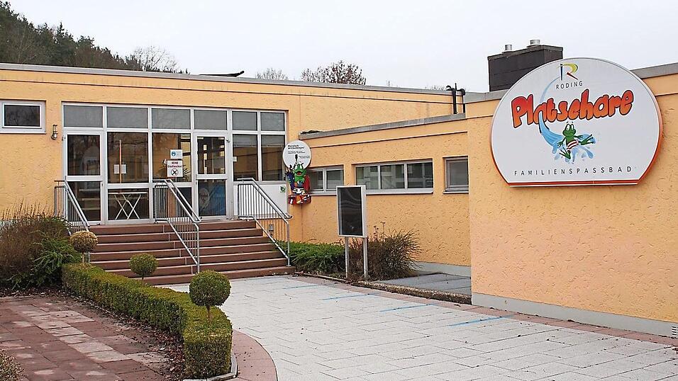 Um die Kosten für die Freibadsanierung in Grenzen zu halten, hat der Stadtrat bei manchen Vorhaben den Rotstift angesetzt. Keinesfalls gestrichen werden sollen nach Meinung des Gremiums Bahnen des Schwimmerbeckens und die barrierefreie Toilettenanlage. Um die Kosten für die Freibadsanierung in Grenzen zu halten, hat der Stadtrat bei manchen Vorhaben den Rotstift angesetzt. Keinesfalls gestrichen werden sollen nach Meinung des Gremiums Bahnen des Schwimmerbeckens und die barrierefreie Toilettenanlage.