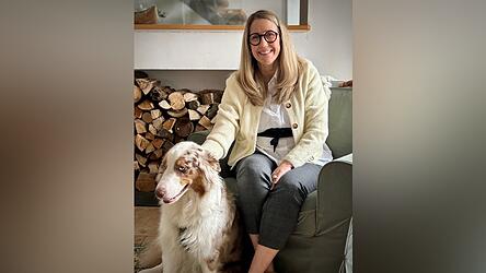 Sibylle Entwistle (52) vor dem heimischen Kamin zusammen mit &bdquo;Cockie&ldquo;, ihrer vierj&auml;hrigen Australian-Shepherd-Dame. Privat liest Entwistle leidenschaftlich gerne und teilt mit ihrem Mann die Liebe zu den Bergen.