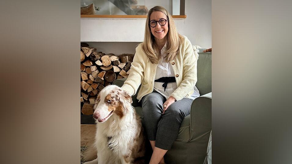 Sibylle Entwistle (52) vor dem heimischen Kamin zusammen mit &bdquo;Cockie&ldquo;, ihrer vierj&auml;hrigen Australian-Shepherd-Dame. Privat liest Entwistle leidenschaftlich gerne und teilt mit ihrem Mann die Liebe zu den Bergen.
