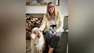 Sibylle Entwistle (52) vor dem heimischen Kamin zusammen mit &bdquo;Cockie&ldquo;, ihrer vierj&auml;hrigen Australian-Shepherd-Dame. Privat liest Entwistle leidenschaftlich gerne und teilt mit ihrem Mann die Liebe zu den Bergen.