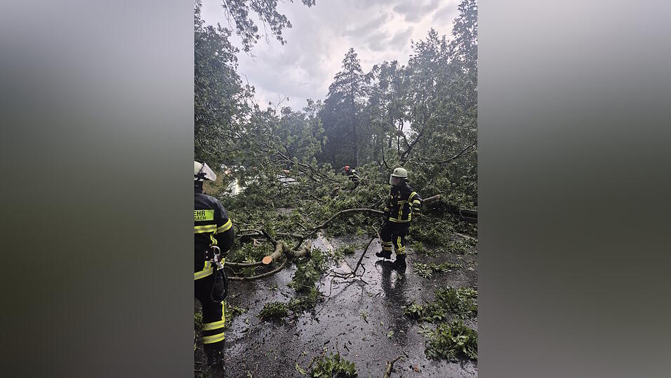 Die Feuerwehr Niederaichbach war beim Unwetter verstärkt gefordert. Die Feuerwehr Niederaichbach war beim Unwetter verstärkt gefordert.
