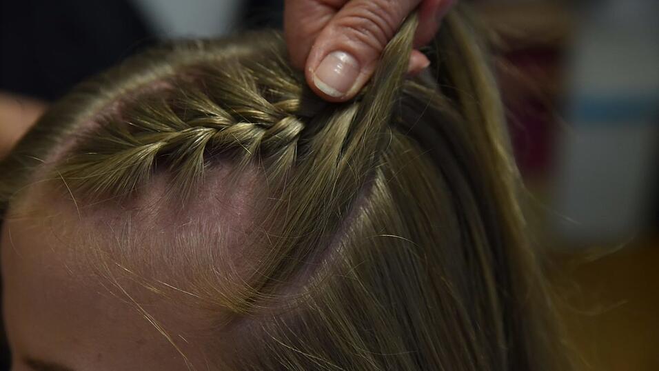 Dieses Mal den Scheitel in der Mitte ziehen und einen festen französischen Zopf nach hinten flechten. Dieses Mal den Scheitel in der Mitte ziehen und einen festen französischen Zopf nach hinten flechten.