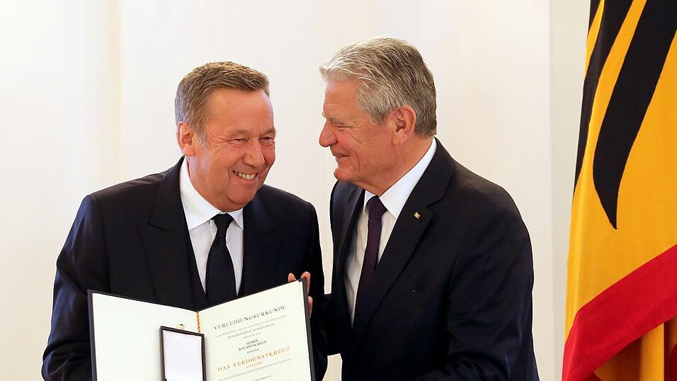 Bundespr&auml;sident Joachim Gauck (r) verleiht am 05.12.2016 im Schloss Bellevue in Berlin das Bundesverdienstkreuz an den S&auml;nger Roland Kaiser. Das Staatsoberhaupt verleiht 24 Verdienstorden zum Tag des Ehrenamts an verdiente B&uuml;rgerinnen und B&uuml;rger.