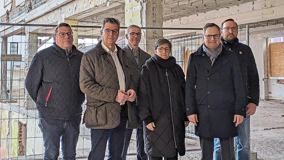 Einen Halbzeitbericht gaben die Sparkassen-Verantwortlichen Ulrike Steininger, Christian Tuchen, Stefan Swihota und Mario Fuchs B&uuml;rgermeister Hans Schmalhofer und Bauamtsleiter Eugen Grimm.