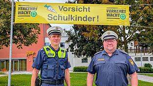 „Vorsicht Schulkinder!“: Landaus PI-Chef Stephan Lehner (l.) und Sachbearbeiter Helmut Mühlberger werfen in den ersten Wochen des neuen Schuljahrs ein besonderes Augenmerk auf das Verkehrsgeschehen rund um die fünf Schulstandorte in ihrem Dienstbereich.