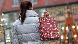 Die meisten Menschen geben laut Umfrage Geschenke zurück, die nicht gefallen. Die meisten Menschen geben laut Umfrage Geschenke zurück, die nicht gefallen.