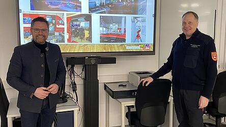 Landtagsabgeordneter Dr. Gerhard Hopp und Kreisbrandrat Michael Stahl planen an einem mobilen grenz&uuml;berschreitenden Lagezentrum. Das n&ouml;tige Geld stammt aus der Fraktionsinitiative.